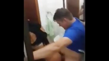 Blada blondynka erotyka filmy dla dorosłych jest uzależniona od lizania czarnego tyłka i kutasa