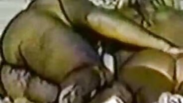 Gruba cycata erotyczne wideo dziwka zostaje przybita jak obraz