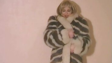 Seksowna Sara Jay dostaje szkliwioną twarz ślicznej MILF erotyka seks