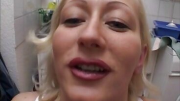 Platynowa blond prostytutka ujeżdża pręta filmy erotyczne do pobrania