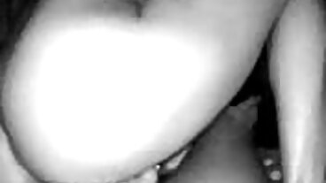 Maleńka laska Ashlynn wspina się erotyka najmłodsze na górę fiuta